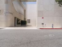 Office Building in California: Playing with Tints and Shades