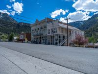 Ouray, Colorado: Road lined with Shopping