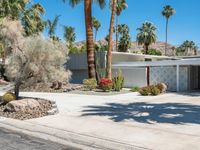 Palm Springs, California: A House under Clear Skies