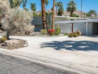 Palm Springs, California: A House under Clear Skies