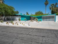 Palm Trees and Residential Entry: A Unique Architecture