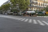 there is a street with checkered traffic at this time of day, and trees all over the street