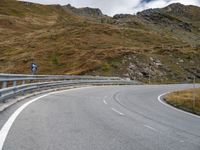 there is a sign on the side of this winding road for passers to turn