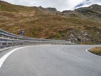 there is a sign on the side of this winding road for passers to turn