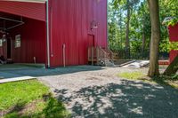 Rural Barn in Ontario, Canada: Daytime View