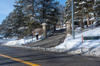 there is a street sign in front of the snow covered parka hill at a stop light