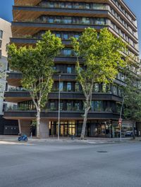 Spanish City Life: Sleek Architecture in Barcelona