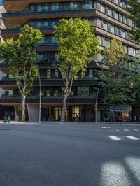 Spanish City Life: Sleek Architecture in Barcelona