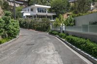 Straight Roads and Modern Homes in Hollywood Hills - 002