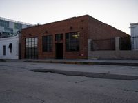 Sunny Day in Los Angeles: Clear Roads and Classic Architecture