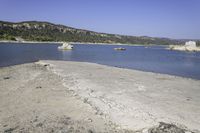 Tranquil Lake: Reflecting the Stunning Scenery