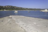 Tranquil Lake: Reflecting the Stunning Scenery