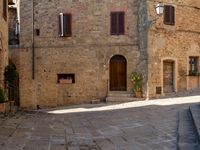 Classic Architecture in Tuscany: A Daytime View