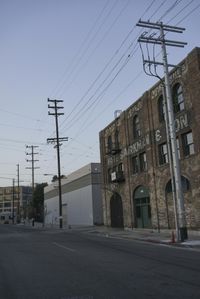 USA City Streets: Clear Skies and Vibrant Architecture
