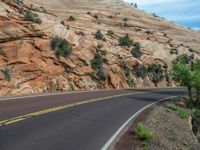 USA's Majestic Landscape: Mountains and Clear Skies