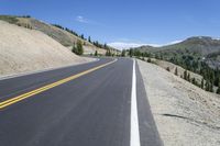 USA Mountain Road: A Clear Sky and Nature's Beauty