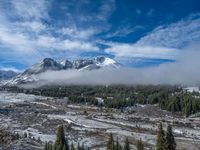 USA's Majestic Mountains: Clouds in the Open Space