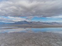 USA Nature: Salt Lake and Mountain View