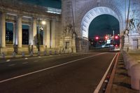 there is a street and road next to the arch of triumph in this city at night