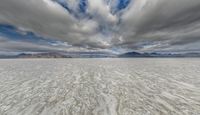 USA's Salt Lake: Mountain and Salt Formations