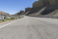 USA's Utah Desert Landscape: Vibrant Red Rocks