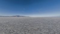 Utah's Salt Lake: Clear Sky Over Mountain Views