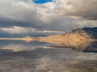 Utah's Salt Lake Landscape: A Sunny Day Scene