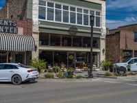 Utah, USA: Road Through a Charming Town with Classic Architecture