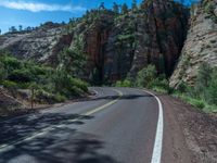 Zion National Park: Asphalt Road in USA