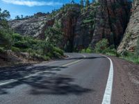 Zion National Park: Asphalt Road in USA