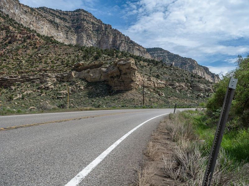 Asphalt Road in Mountain Landscape, Utah - HDRi Maps and Backplates