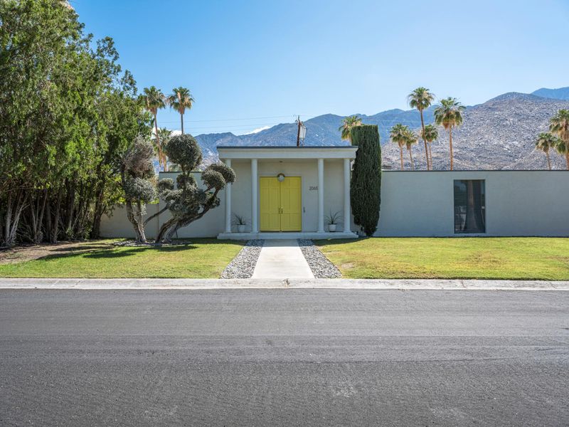 Curated visual reference: Fresh Look at California Residential Villa Surrounded By Palm Trees Hdri Maps And