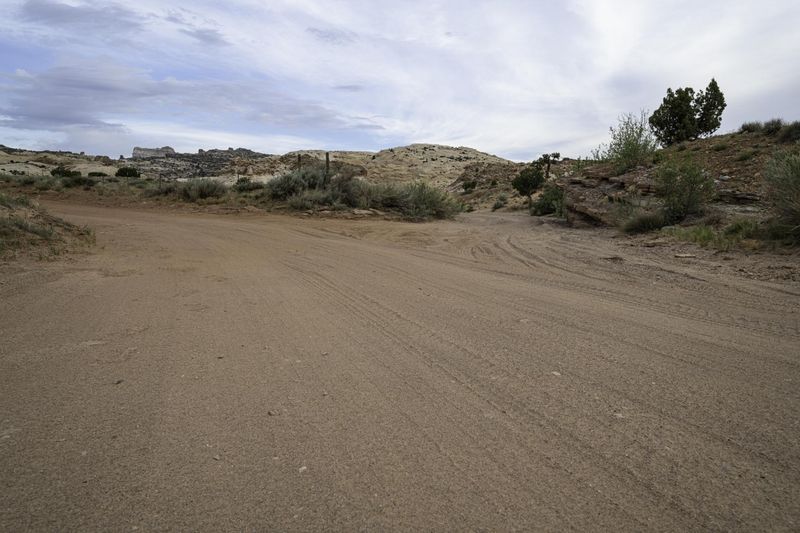 Empty Dirt Road in Utah Desert Landscape HDRi Maps and Backplates