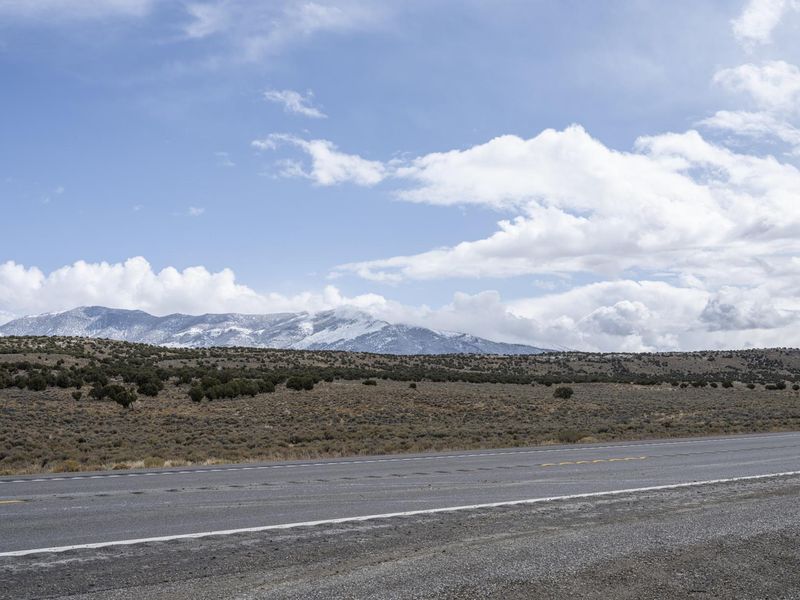 Empty Road in Utah Mountain Landscape - HDRi Maps and Backplates