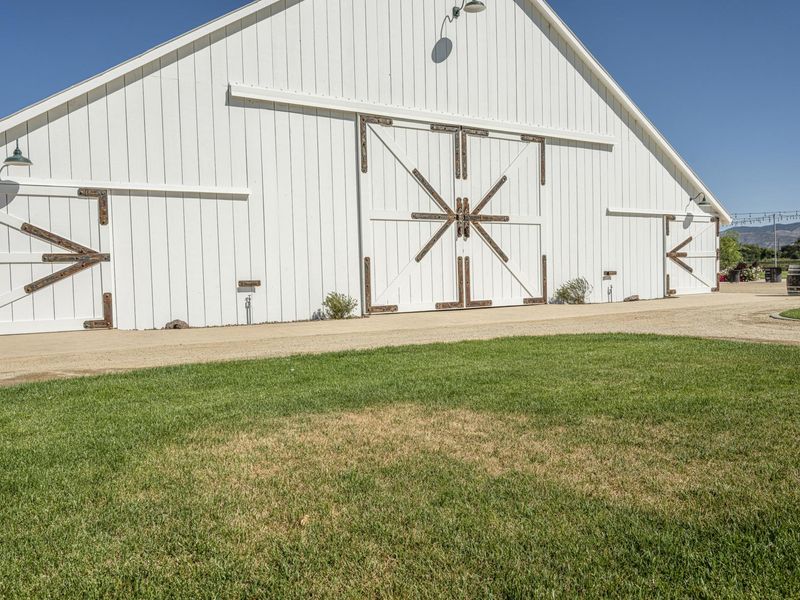 Rural California Home Under a Clear Sky HDRi Maps and Backplates