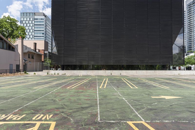 Urban Design: Parking Lot and Office Building in the Heart of the City ...