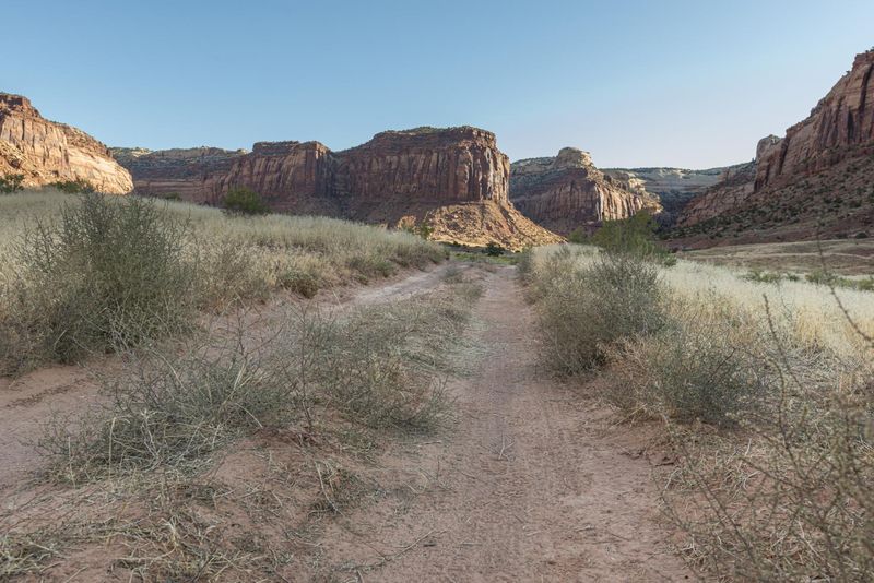 Utah Dawn: A Landscape of Red Rock Mountains - HDRi Maps and Backplates