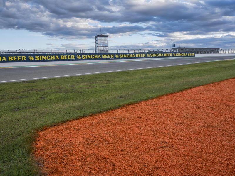 Valencia Race Track: Clear Sky on the Asphalt HDRi Maps and Backplates